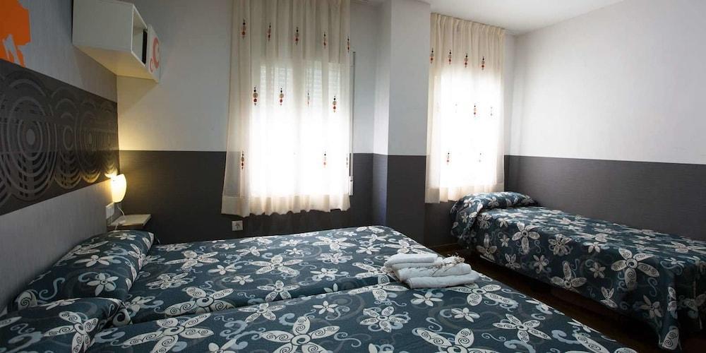 Hostal Gaudi Cuenca เกว็งกา ภายนอก รูปภาพ